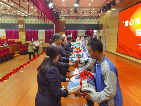 市教育局领导、基金会领导为学生发放冬衣及床品.jpg